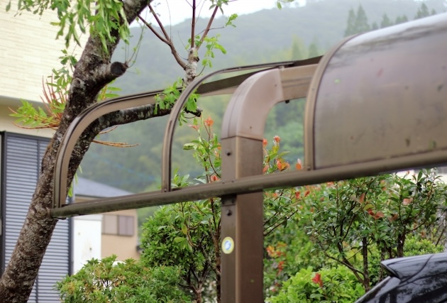 壊れたカーポート