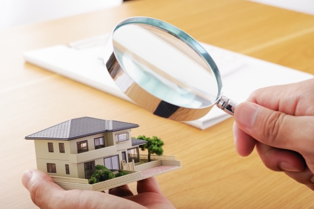 家の模型と虫眼鏡