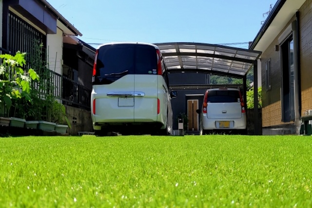 カーポートのある庭