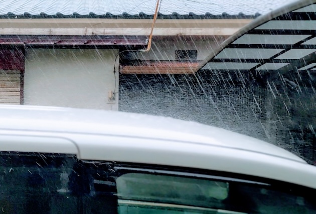 大雨と車とカーポート