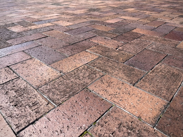 芝生を剥がしてレンガにすると変わる点