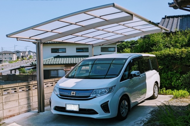 片持ちカーポートと車