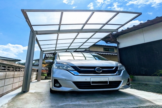 片持ちカーポートと車