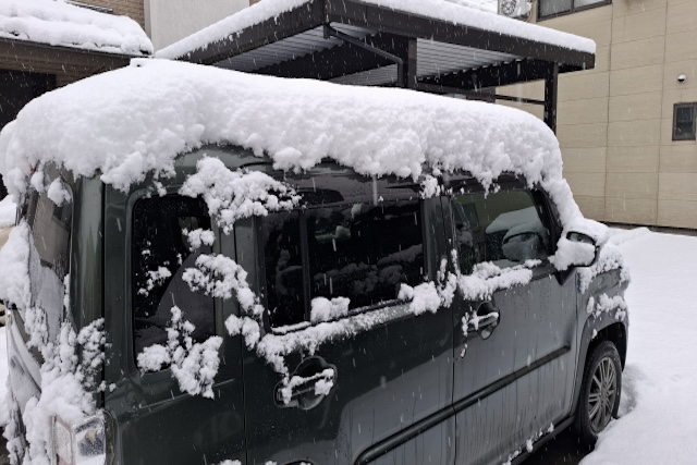 積雪と車