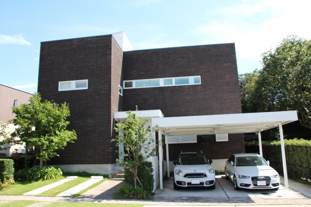 カーポートのある庭と住宅