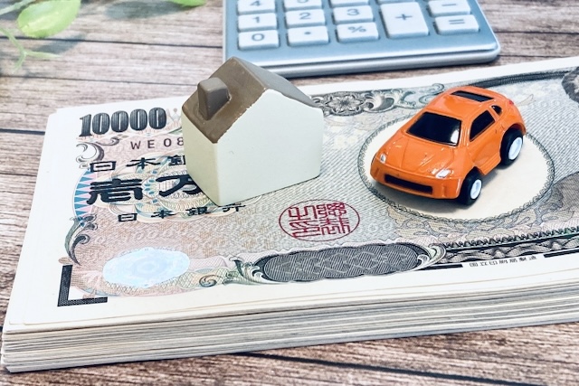 お金と車・家の模型