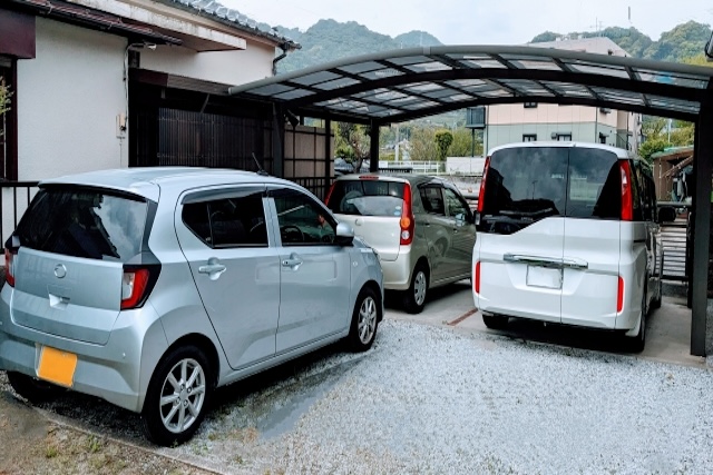 砕石の駐車場